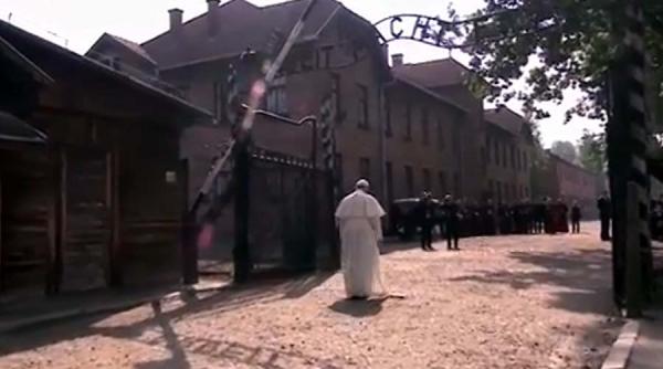 papa francisc a vizitat in tacere lagarul nazist de la auschwitz
