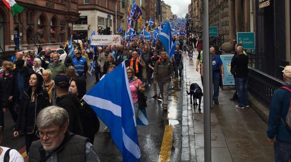 scotia mii de persoane au iesit in strada pentru a cere organizarea unui nou referendum privind independenta