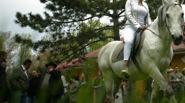 elena udrea beau lapte de migdale mananc prune uscate si citesc primul paraclis al maicii domnului