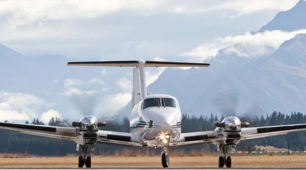 in lipsa de autostrazi cerul e al nostru cat costa un zbor de placere