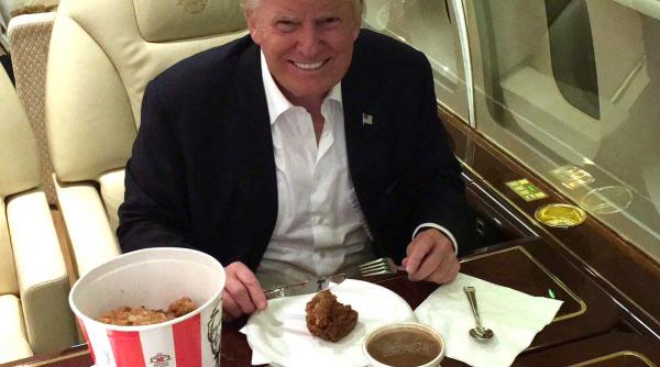 fotografia in care trump apare mancand junk food in avionul sau particular cu furculita si cutit provoaca ilaritate