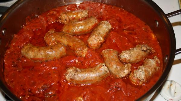 carnati cu sos de rosii si ardei cu garnitura de broccoli