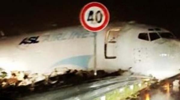 italia un avion cargo a aterizat pe autostrada la bergamo