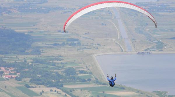 femeie accidentata in urma unui zbor cu parapanta trasportata cu elicoperul la spital