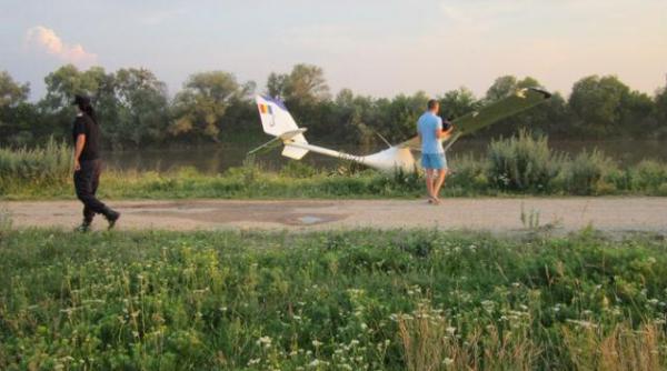 alerta un avion usor a aterizat fortat pe un camp din judetul arges