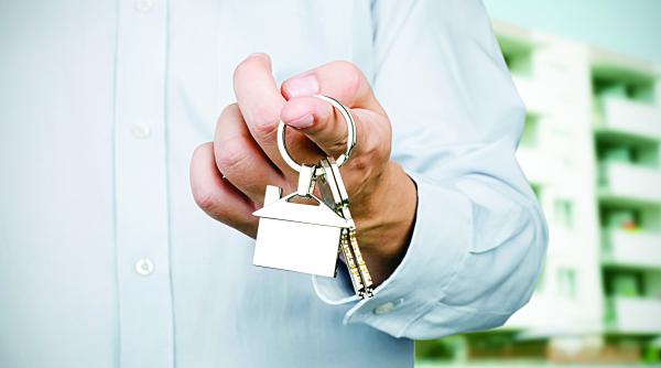 aproape 3 400 de romani au dus cheile la banci