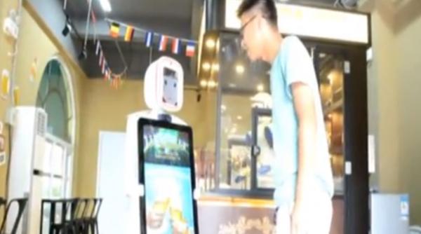 la oktoberfestul asiatic berea este servita de roboti