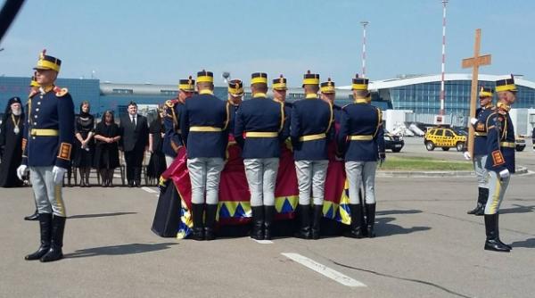 sicriul cu trupul neinsufletit al reginei ana a fost adus in tara