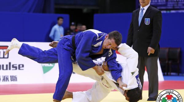 un medaliat olimpic la judo batut de un hot de telefoane pe plaja la copacabana