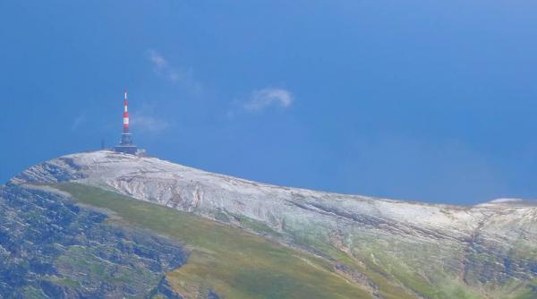 iarna in mijlocul verii in muntii bucegi ninge