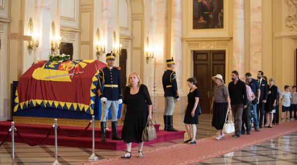 iubitorii monarhiei si au luat ramas bun de la regina