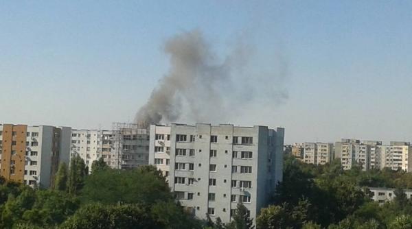 incendiu in sectorul 4 se actioneaza cu 9 autospeciale de stingere o scara si un utilaj de descarcerare