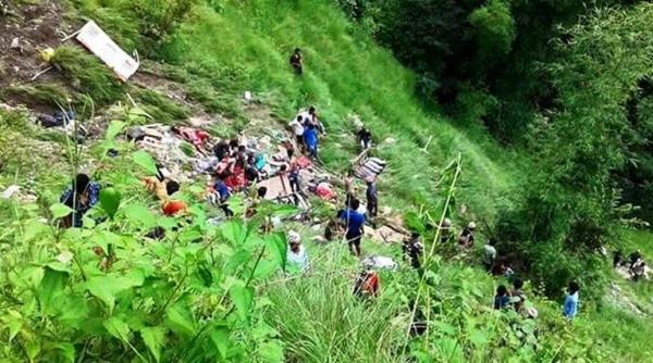 in jur de 30 de morti dupa ce un autobuz s a prabusit de la 300 de metri