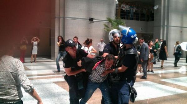 politia turca a efectuat perchezitii la tribunale din istanbul presa