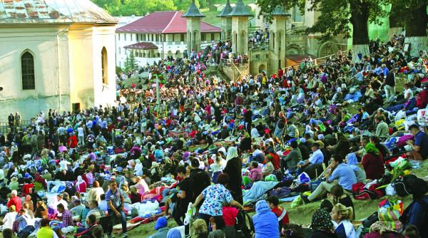 200 de pelerini de la nicula au avut nevoie de ingrijiri medicale