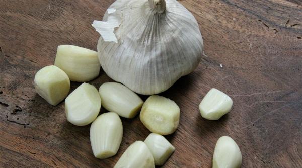 de ce sa introduci usturoiul in rutina ta de frumusete
