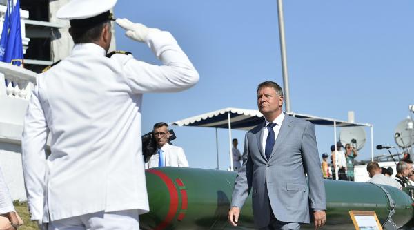 iohannis baie de multime la malul marii de ziua marinei