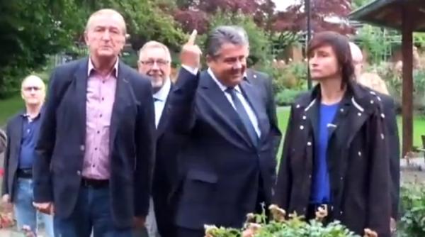 video germania vicecancelarul sigmar gabriel a aratat degetul mijlociu unor extremisti de dreapta