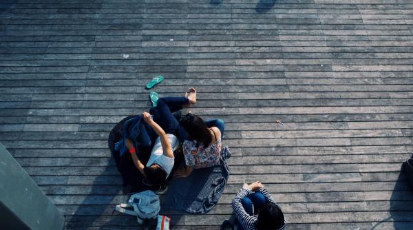 de ce oamenii inteligenti socializeaza mai putin