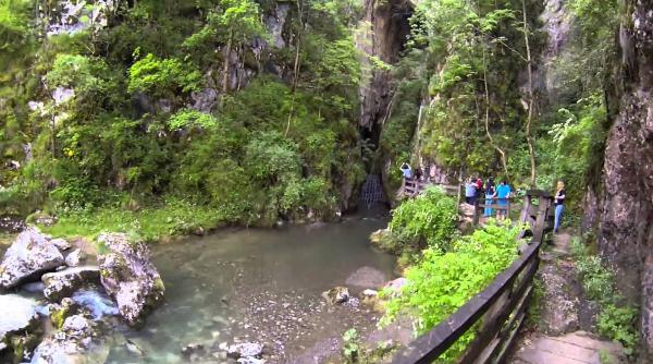 alba 9 speologi blocati in pestera huda lui papara