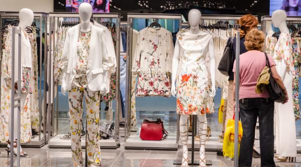 haina face pe om romanii au dat in boala toalelor de marca