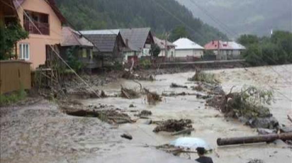 maramures o ploaie torentiala a afectat traficul pe dn18 si a inundat curtile unor gospodarii din viseul de sus
