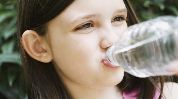 reutilizand sticlele de apa fara sa le speli este ca si cum ai linge toaleta