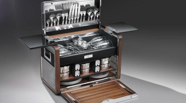 extravaganta picnic din rolls la marginea drumului