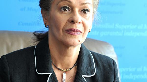 se schimba garda la inalta curte