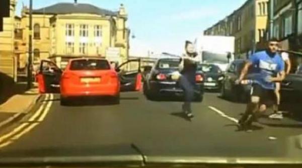 video cum isi salveaza o nevasta sotul din pumnii unui sofer