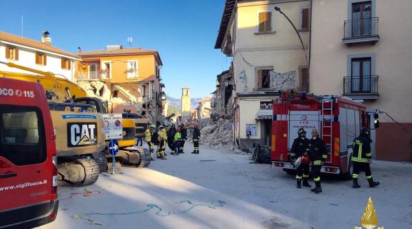 replici ale cutremurului zguduie orasele ruinate din centrul italiei