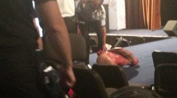 soc in timpul unui festival folcloric din mangalia un barbat gol si insangerat a urcat pe scena