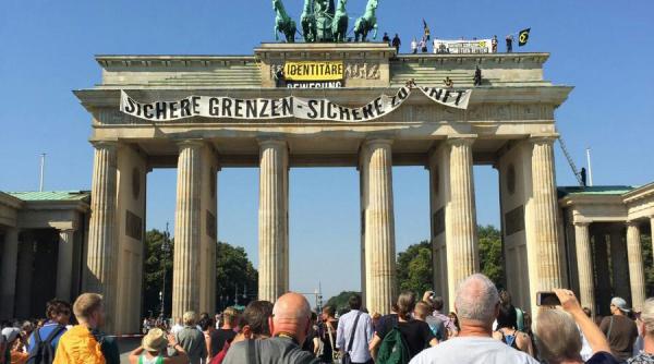 criza migratiei extremisti de dreapta au protestat de pe poarta brandenburg din berlin