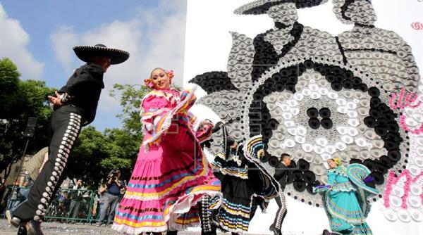mexic guadalajara intra in guinness book cu cel mai mare mozaic format din sombreros