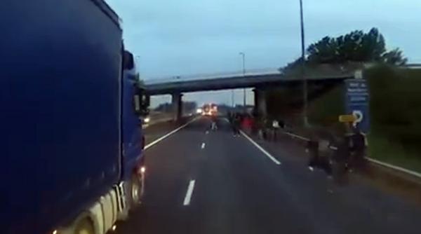 video migrantii de la calais ataca masinile in plina zi