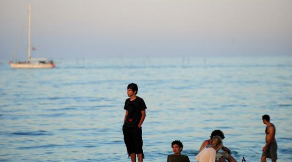 22 de inconstienti s au inecat in 2016 la mare nu exista o lege care sa interzica imbaiatul pe vreme rea