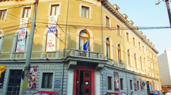 teatrul evreiesc jefuit apeleaza la vecini pentru a continua