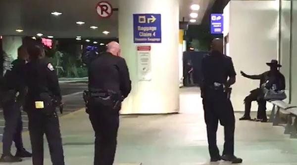 zorro a fost arestat pe aeroportul din los angeles