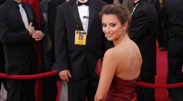 penelope cruz si alte frumuseti mature pozeaza pentru calendarul pirelli 2017