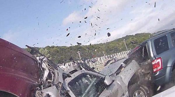 video momente dramatice pe autostrada o femeie este scoasa din masina care arde