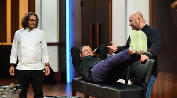 chefii fac exercitii fizice pe platoul de filmare