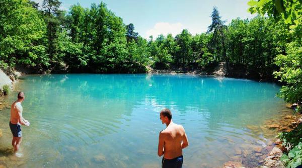 lacul albastru din maramures unic in lume
