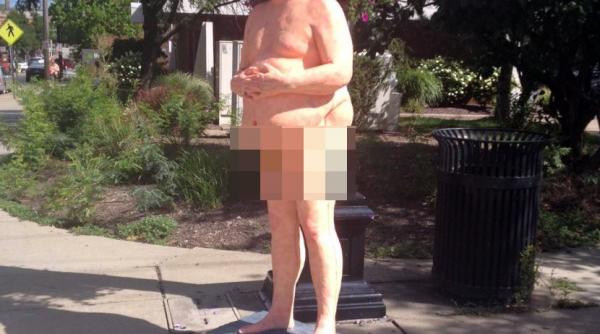 o statuie nud in marime naturala a lui donald trump scoasa la licitatie