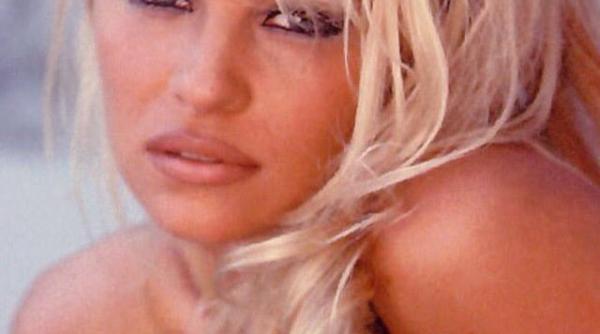 pamela anderson condamna pornografia este pentru ratati