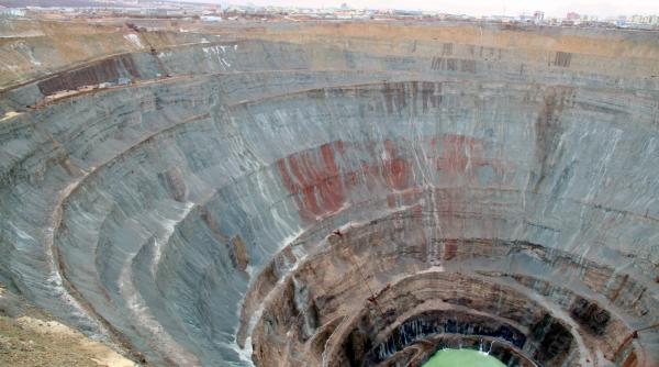 rusia are cea mai pretioasa gaura din lume elicopterelor li se interzice zborul deasupra ei valoreaza 13 miliarde de lire sterline