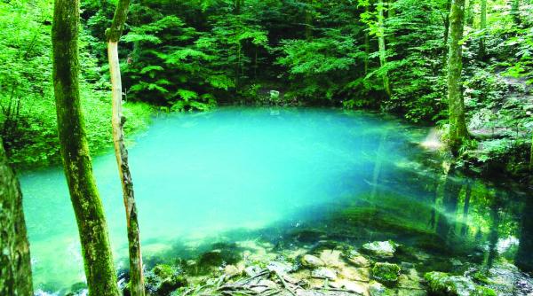 unic in romania lacul care isi schimba culoarea