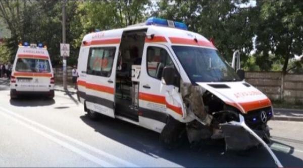 ambulanta spulberata de un sofer neatent transporta un pacient de 3 ani