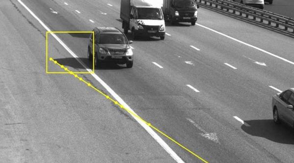 un sofer din rusia a fost amendat pentru ca umbra masinii sale a depasit linia continua