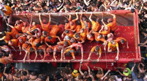 video orasul spaniol bunol scufundat in suc de rosii