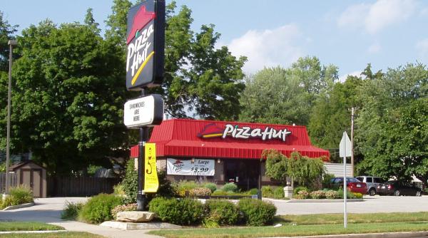 pizza hut acuzata ca foloseste ingrediente expirate